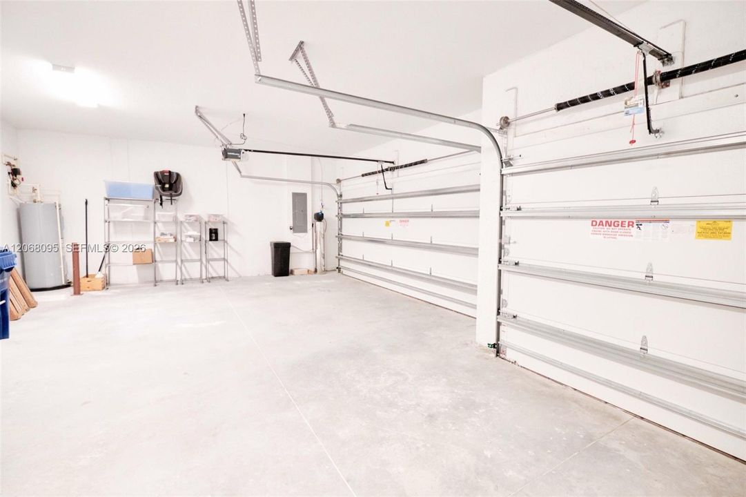 En Venta: $875,000 (4 camas, 3 baños, 3015 Pies cuadrados)