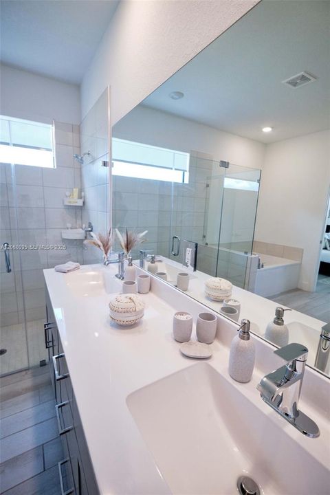 En Venta: $875,000 (4 camas, 3 baños, 3015 Pies cuadrados)