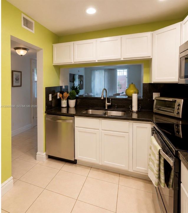 For Sale: $165,000 (2 beds, 2 baths, 800 Square Feet)