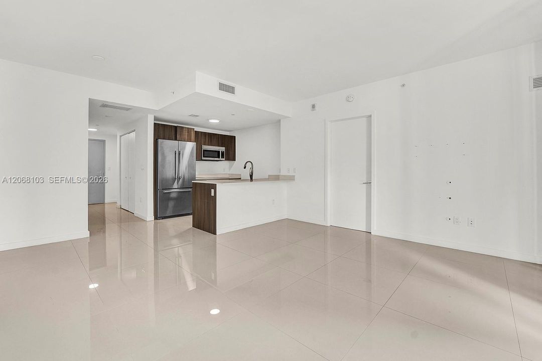 Active With Contract: $3,700 (1 beds, 1 baths, 743 Square Feet)