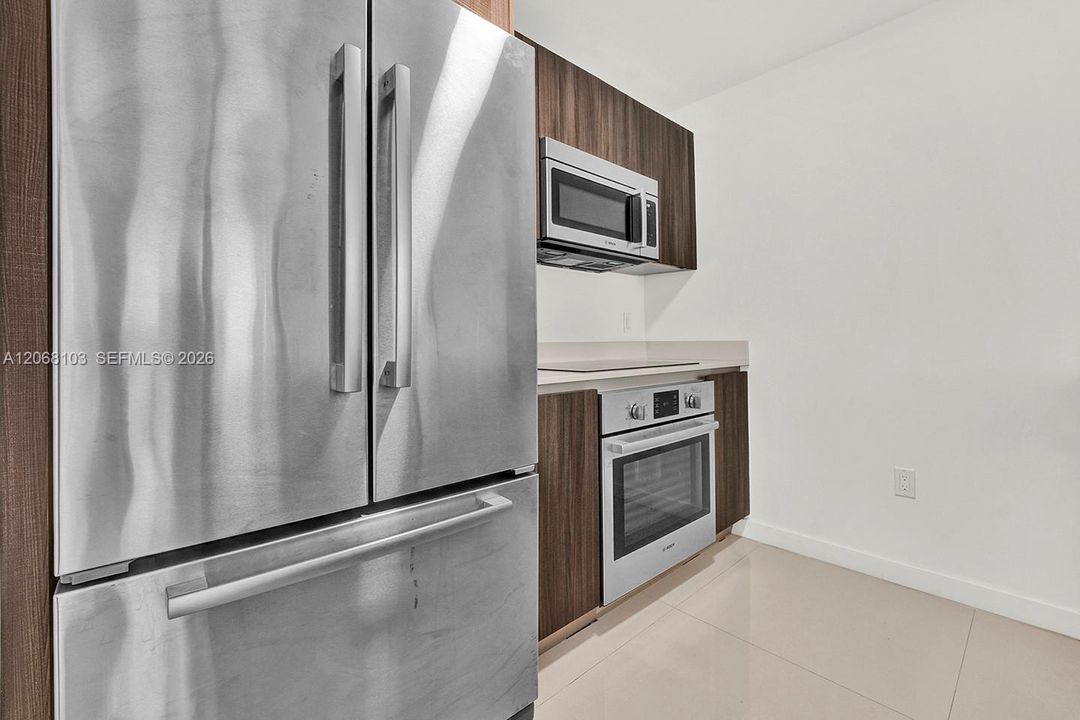Active With Contract: $3,700 (1 beds, 1 baths, 743 Square Feet)