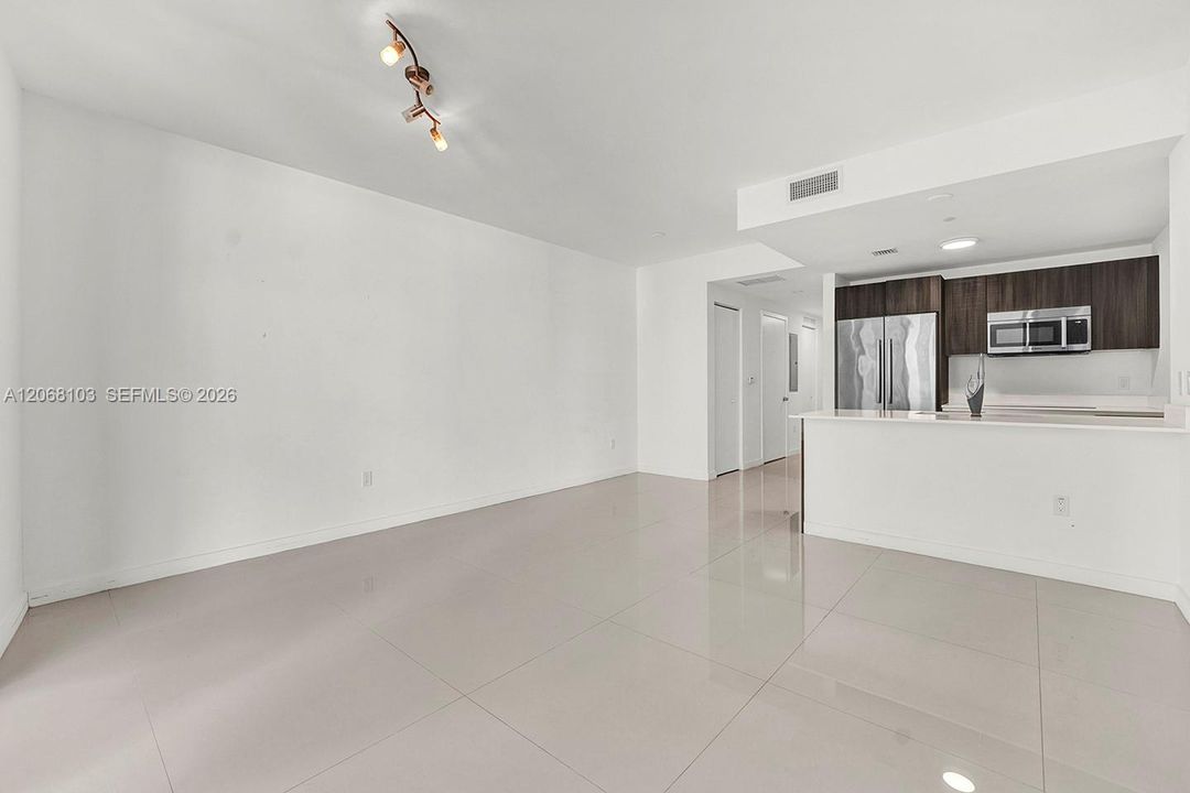 Active With Contract: $3,700 (1 beds, 1 baths, 743 Square Feet)