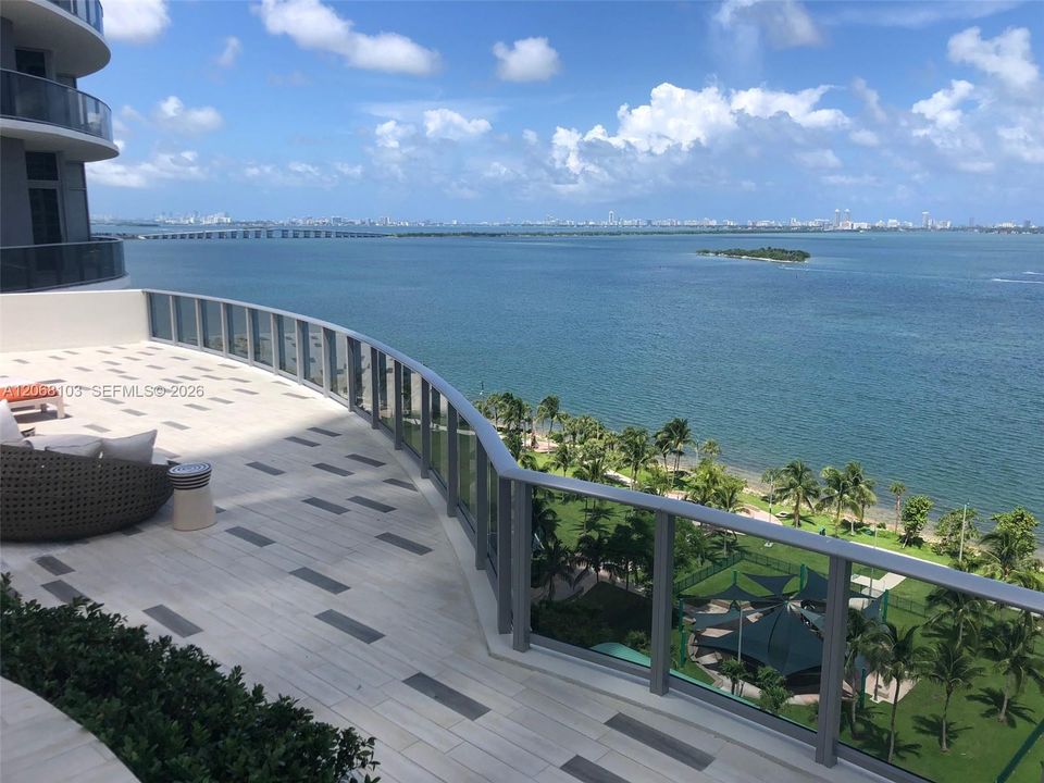 Active With Contract: $3,700 (1 beds, 1 baths, 743 Square Feet)