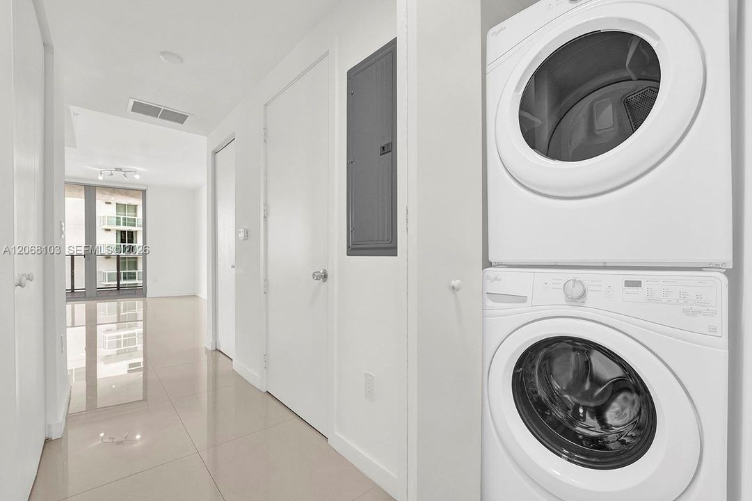 Active With Contract: $3,700 (1 beds, 1 baths, 743 Square Feet)