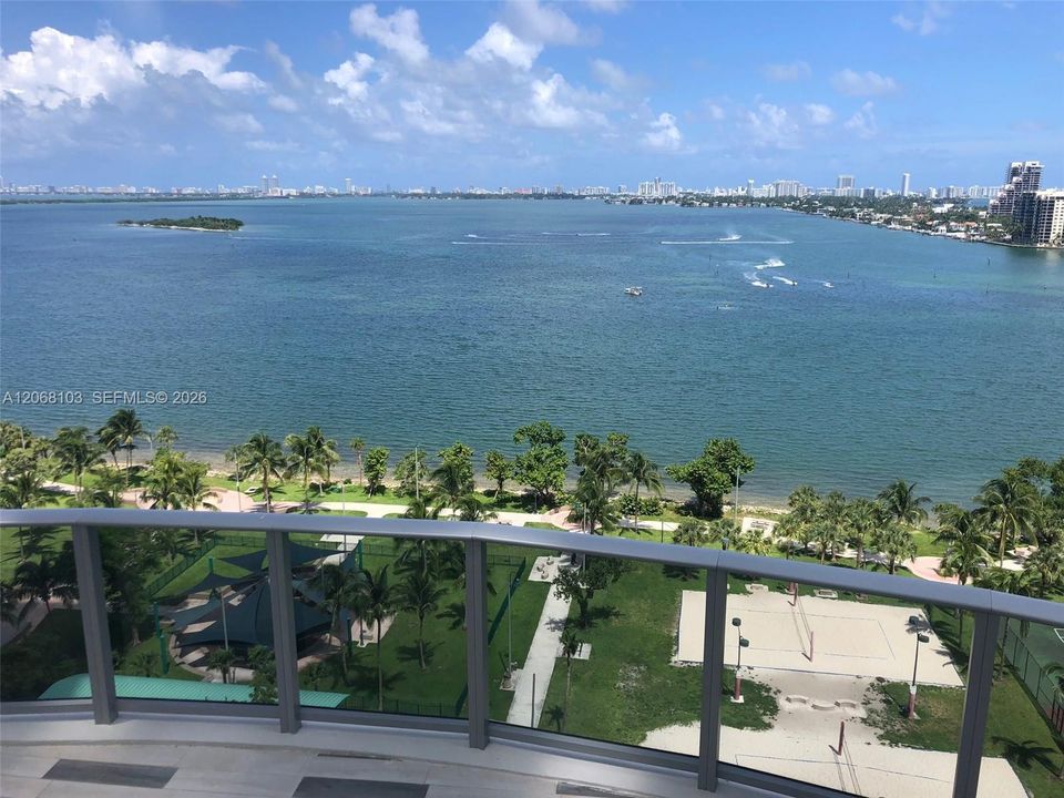 Active With Contract: $3,700 (1 beds, 1 baths, 743 Square Feet)