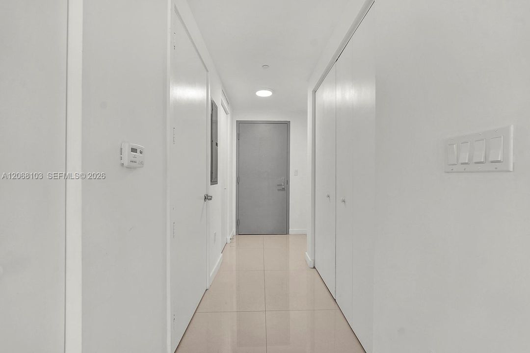 Active With Contract: $3,700 (1 beds, 1 baths, 743 Square Feet)