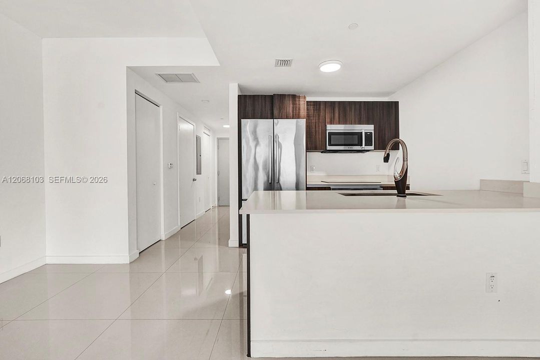 Active With Contract: $3,700 (1 beds, 1 baths, 743 Square Feet)