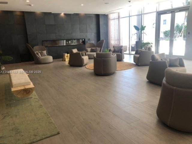 Active With Contract: $3,700 (1 beds, 1 baths, 743 Square Feet)