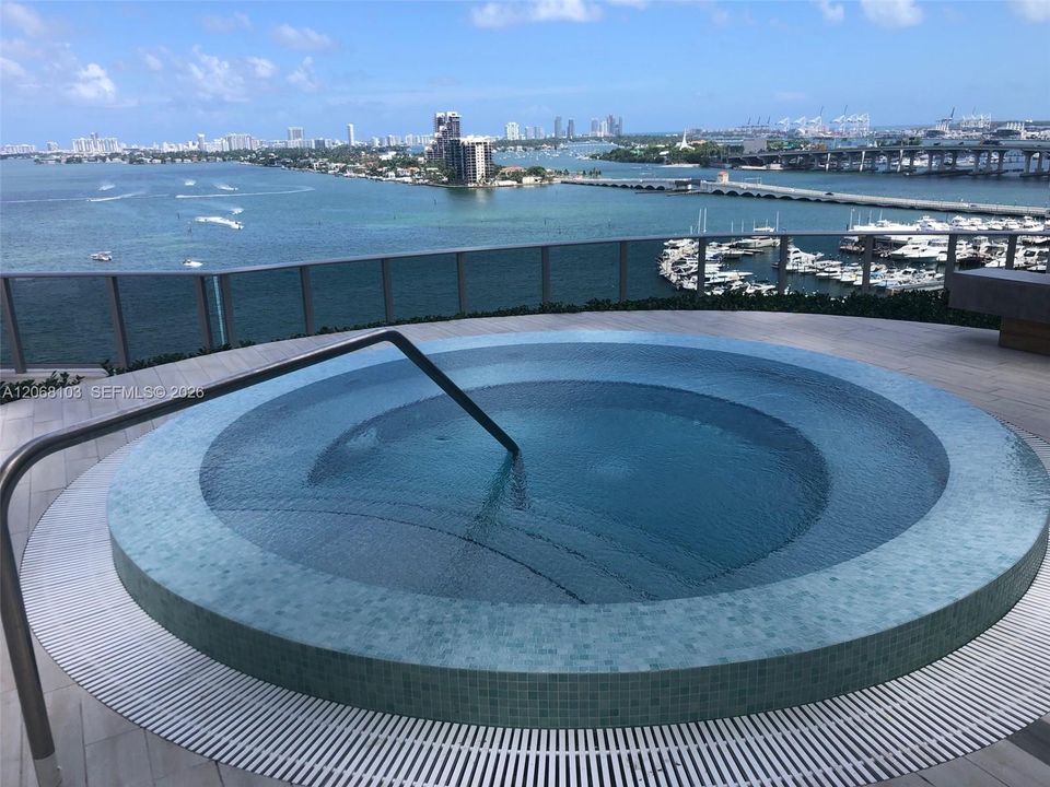 Active With Contract: $3,700 (1 beds, 1 baths, 743 Square Feet)