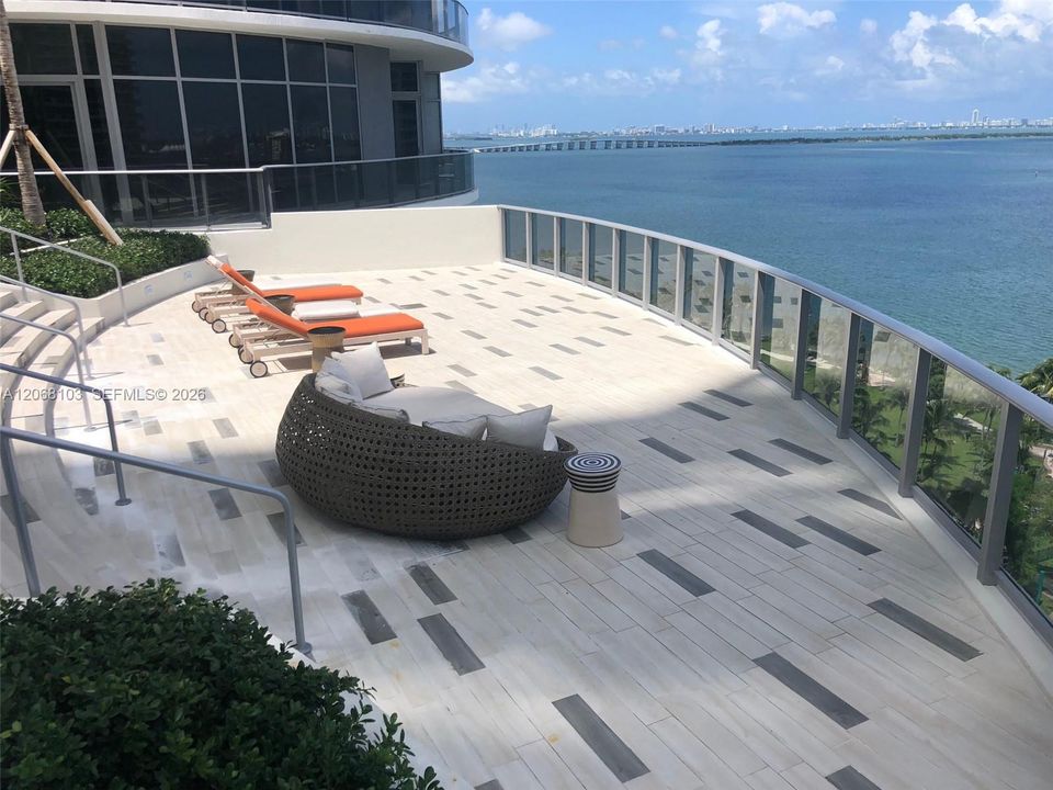 Active With Contract: $3,700 (1 beds, 1 baths, 743 Square Feet)