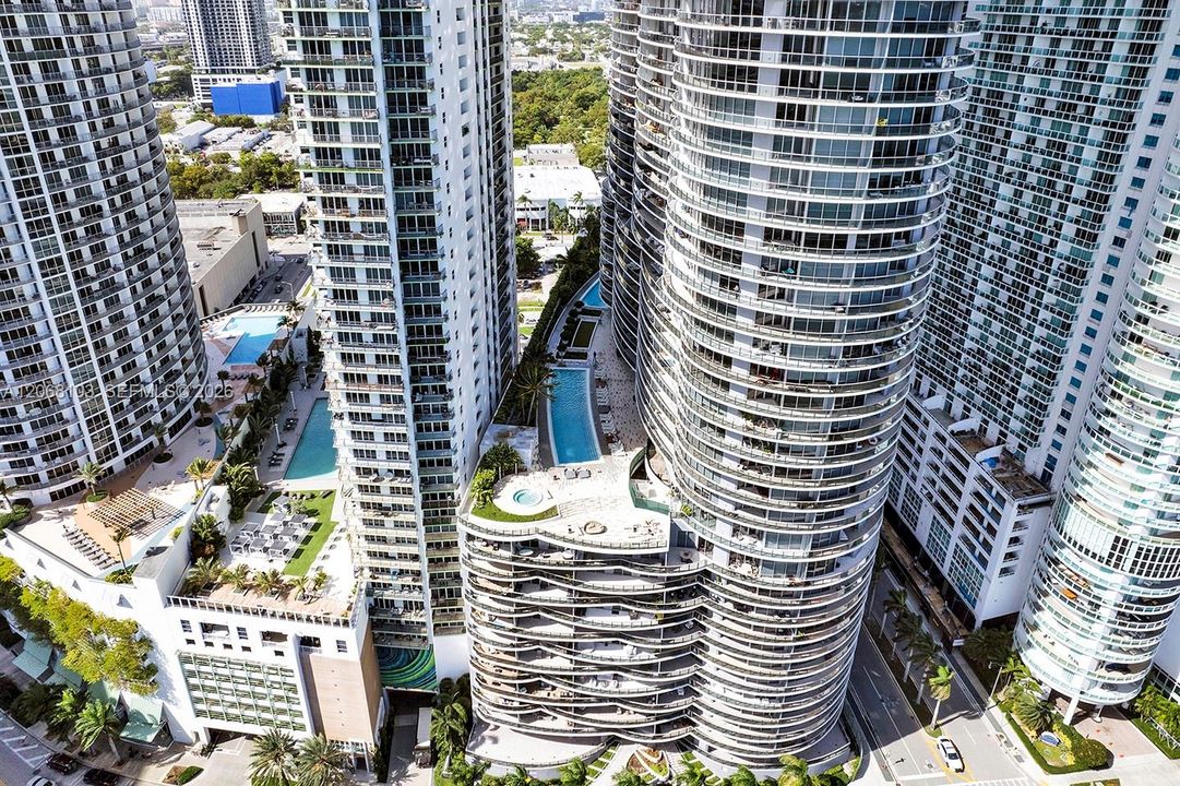 Active With Contract: $3,700 (1 beds, 1 baths, 743 Square Feet)