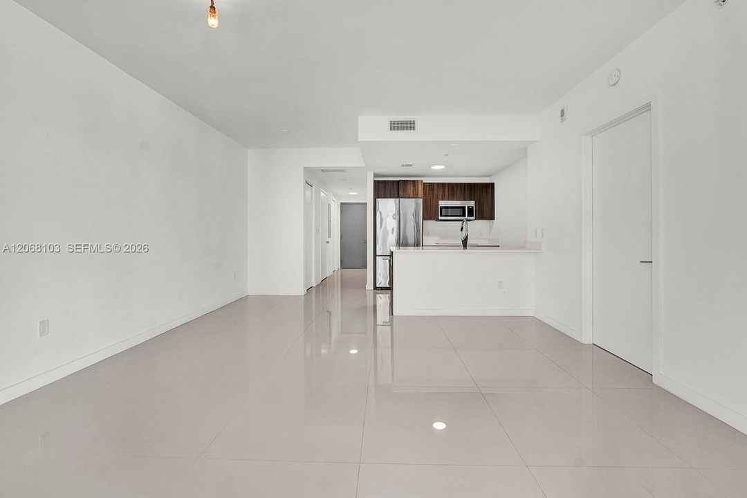 Active With Contract: $3,700 (1 beds, 1 baths, 743 Square Feet)