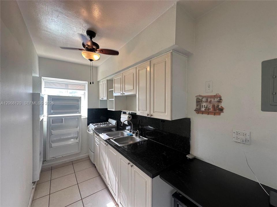 For Rent: $1,550 (2 beds, 1 baths, 577 Square Feet)