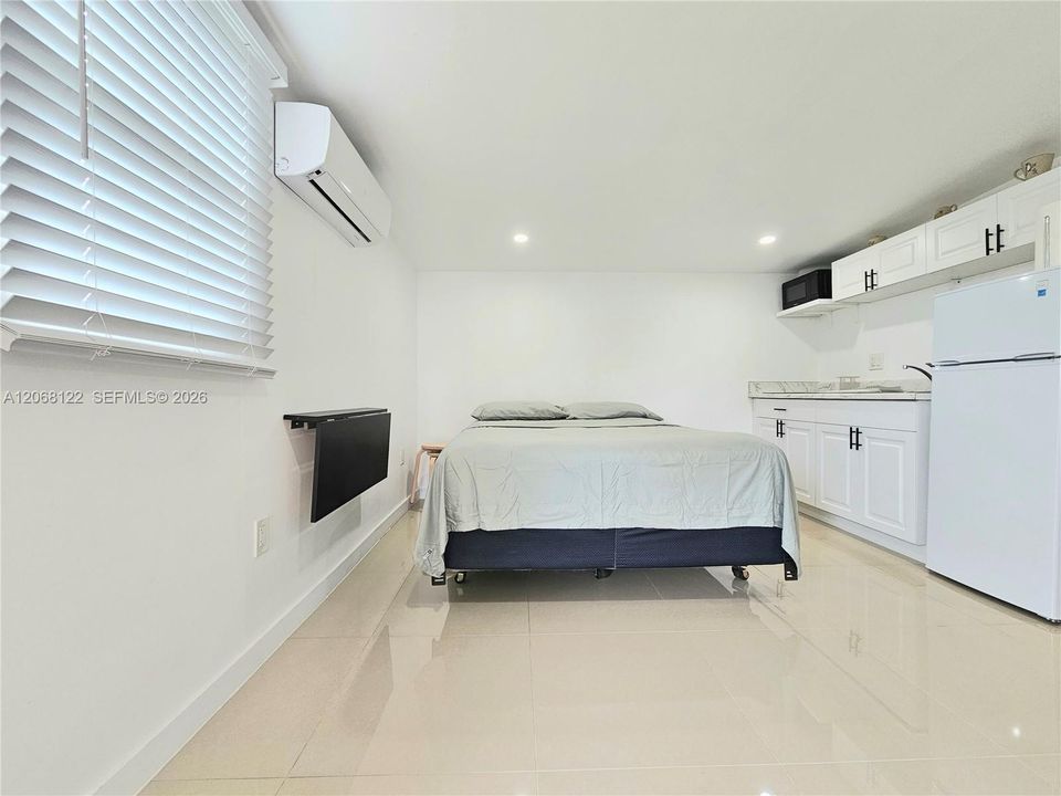 For Rent: $1,100 (0 beds, 1 baths, 2253 Square Feet)
