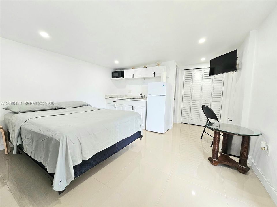 For Rent: $1,100 (0 beds, 1 baths, 2253 Square Feet)