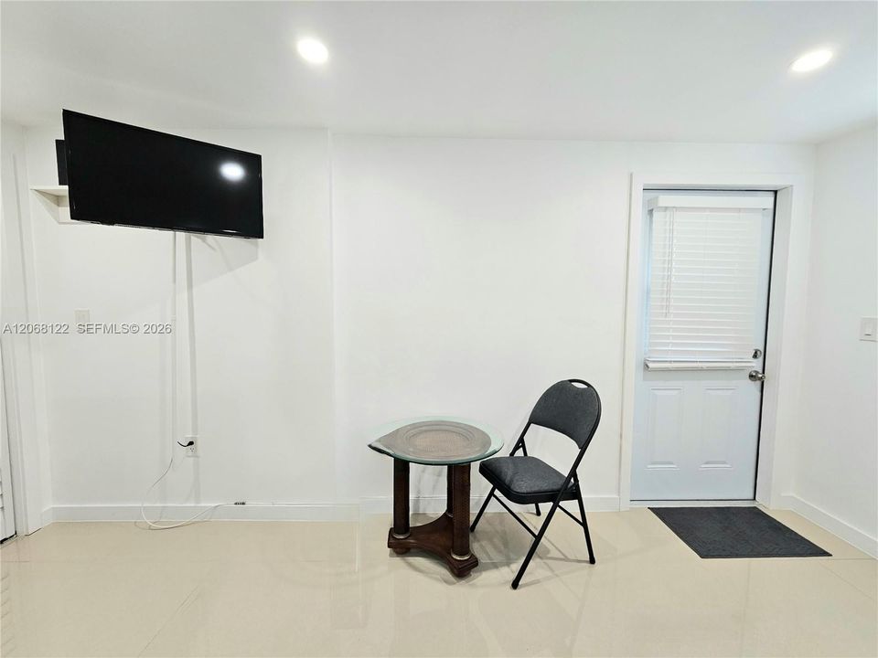 For Rent: $1,100 (0 beds, 1 baths, 2253 Square Feet)