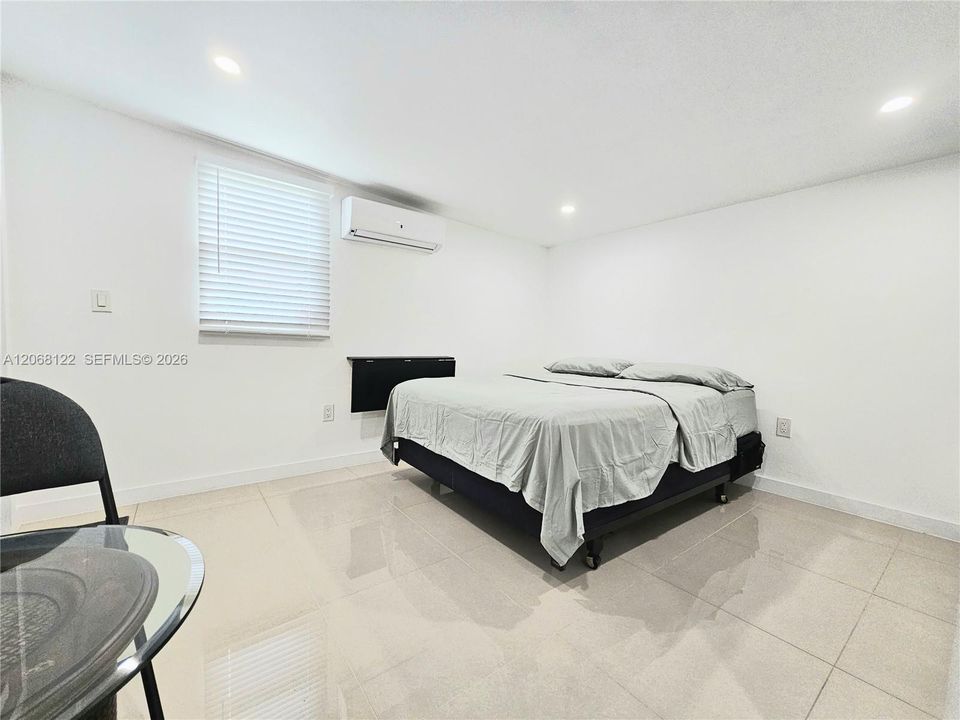 For Rent: $1,100 (0 beds, 1 baths, 2253 Square Feet)