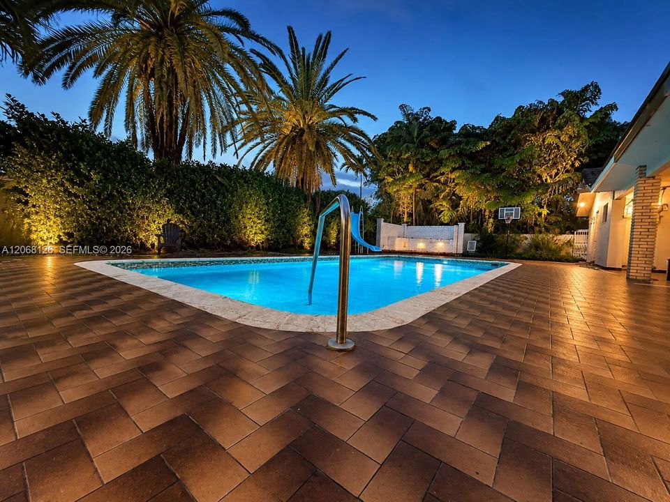 For Sale: $1,599,000 (4 beds, 4 baths, 2387 Square Feet)