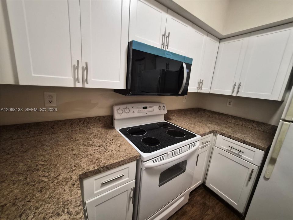 For Rent: $1,900 (1 beds, 1 baths, 690 Square Feet)