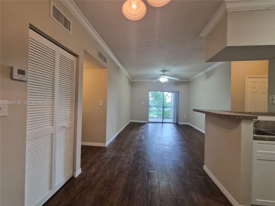 For Rent: $1,900 (1 beds, 1 baths, 690 Square Feet)