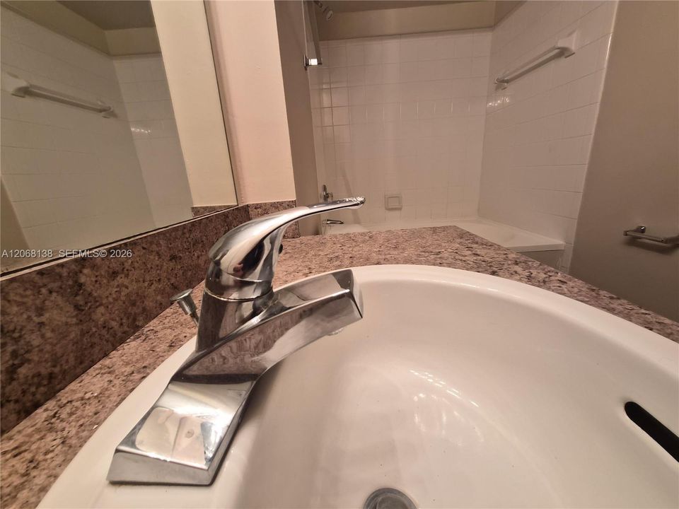For Rent: $1,900 (1 beds, 1 baths, 690 Square Feet)