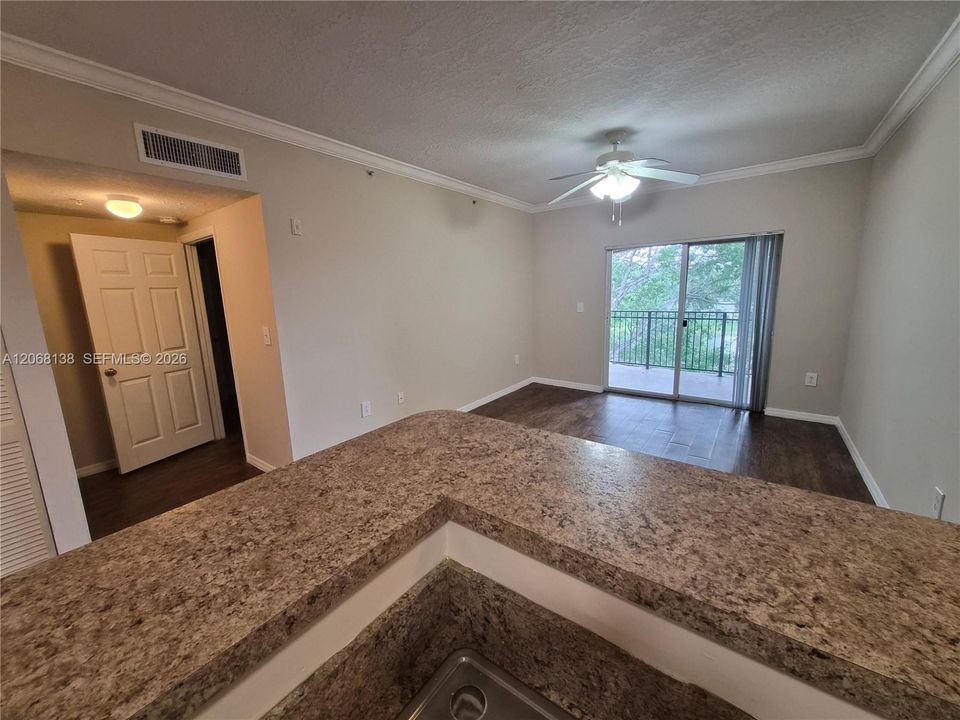 For Rent: $1,900 (1 beds, 1 baths, 690 Square Feet)