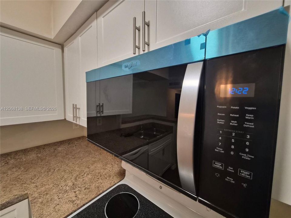For Rent: $1,900 (1 beds, 1 baths, 690 Square Feet)