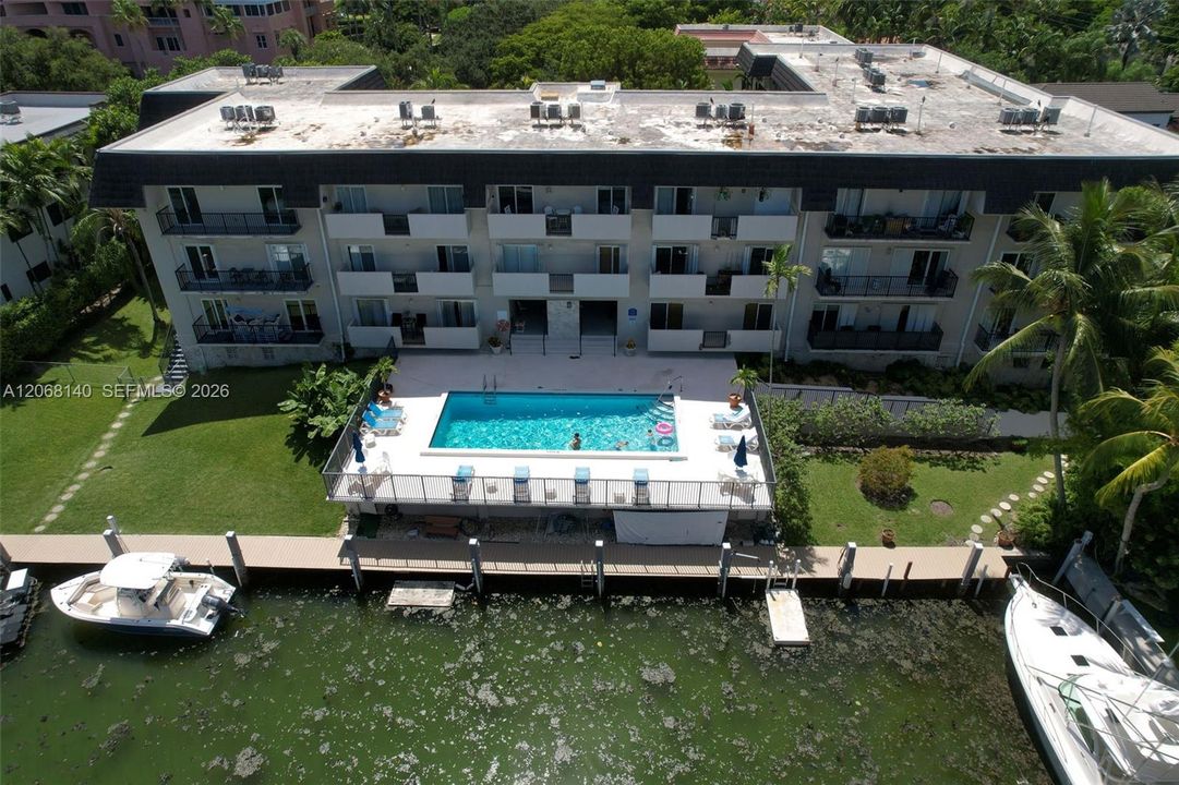For Sale: $650,000 (2 beds, 2 baths, 1218 Square Feet)