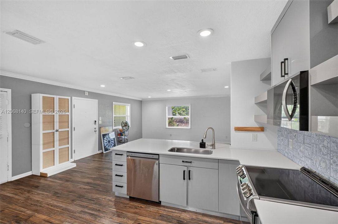 For Sale: $650,000 (2 beds, 2 baths, 1218 Square Feet)