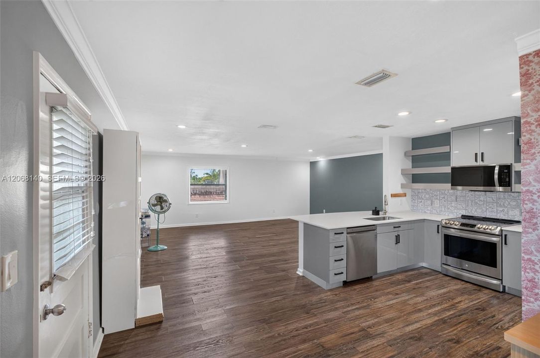 For Sale: $650,000 (2 beds, 2 baths, 1218 Square Feet)