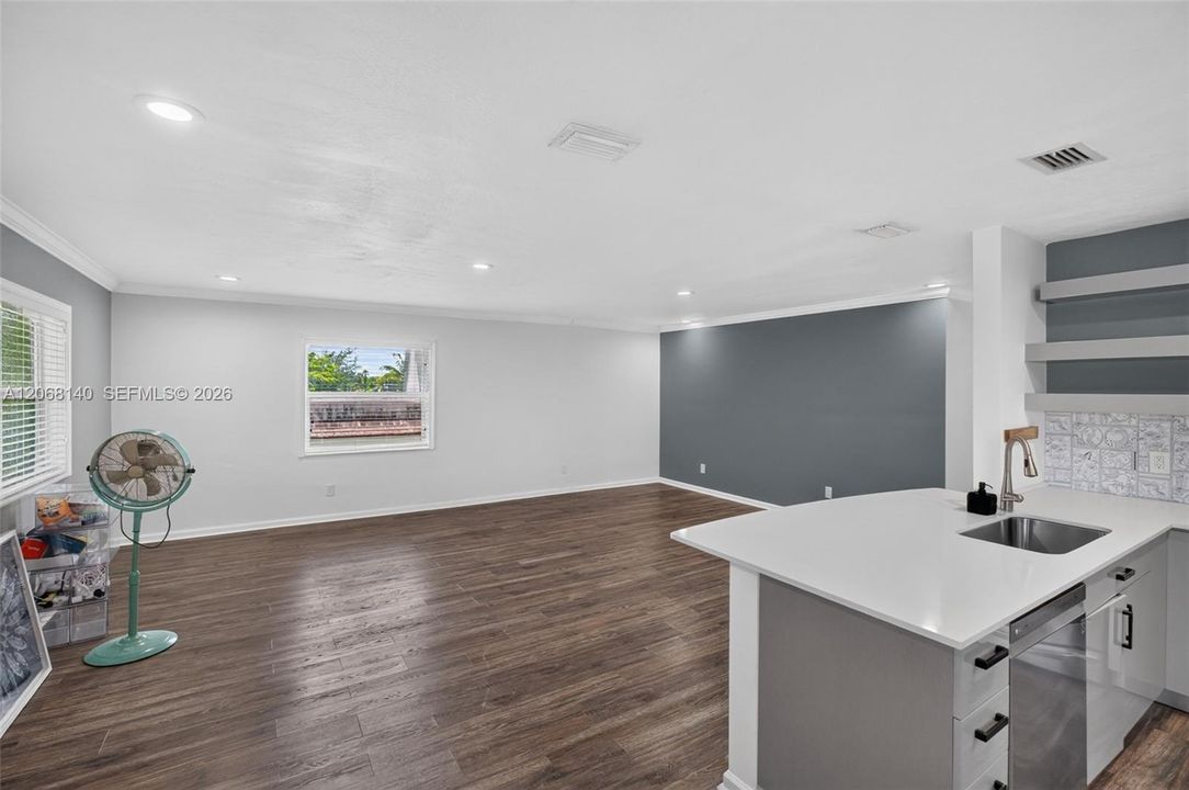 For Sale: $650,000 (2 beds, 2 baths, 1218 Square Feet)