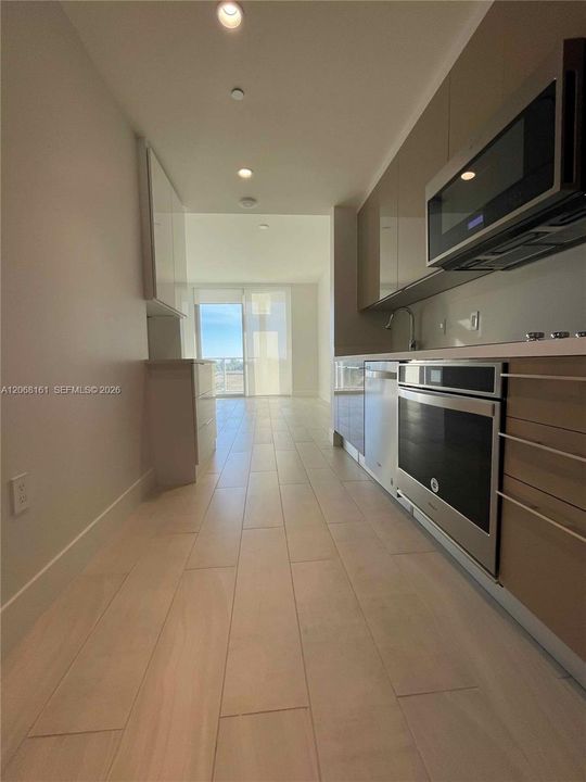 For Rent: $2,400 (1 beds, 1 baths, 513 Square Feet)