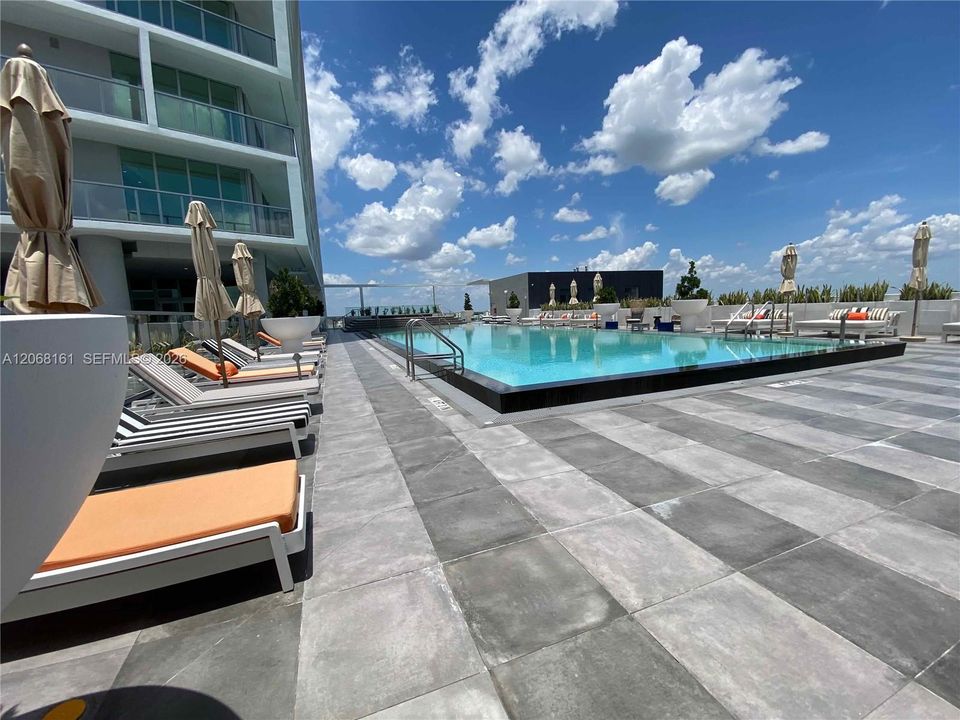 For Rent: $2,400 (1 beds, 1 baths, 513 Square Feet)