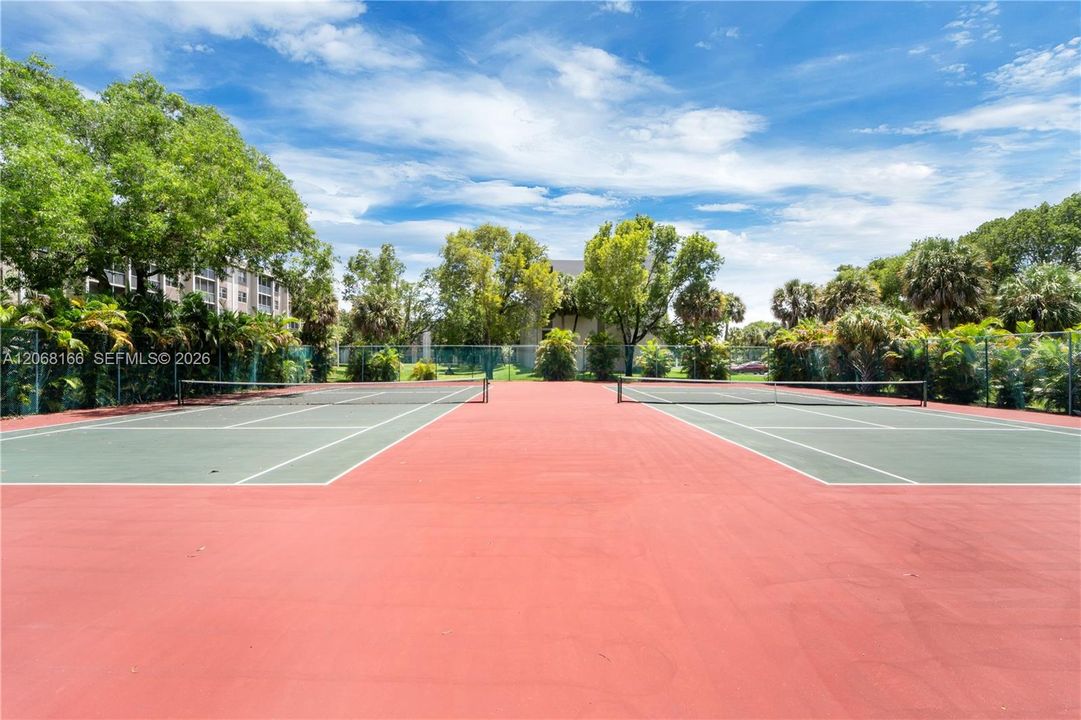 For Sale: $200,000 (2 beds, 2 baths, 990 Square Feet)