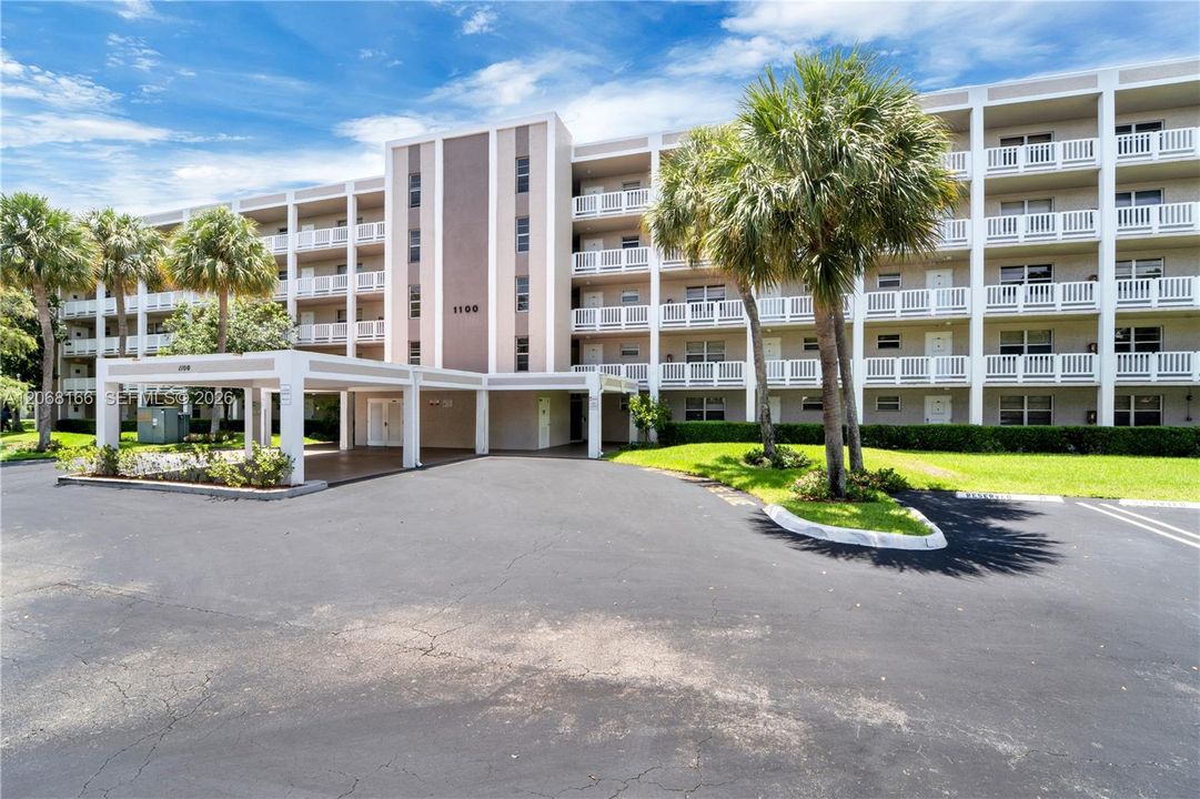 For Sale: $200,000 (2 beds, 2 baths, 990 Square Feet)