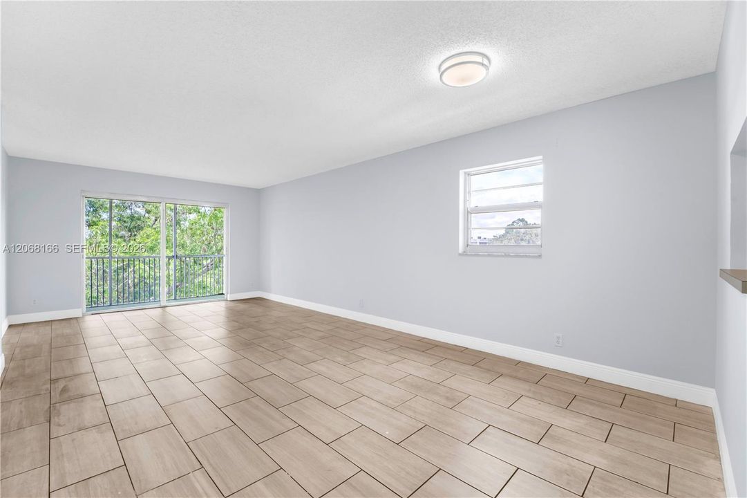 For Sale: $200,000 (2 beds, 2 baths, 990 Square Feet)