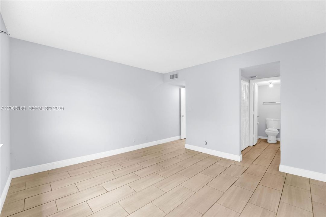 For Sale: $200,000 (2 beds, 2 baths, 990 Square Feet)