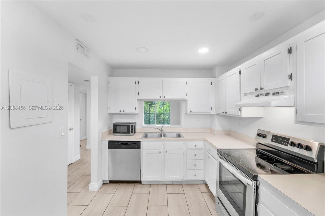 For Sale: $200,000 (2 beds, 2 baths, 990 Square Feet)