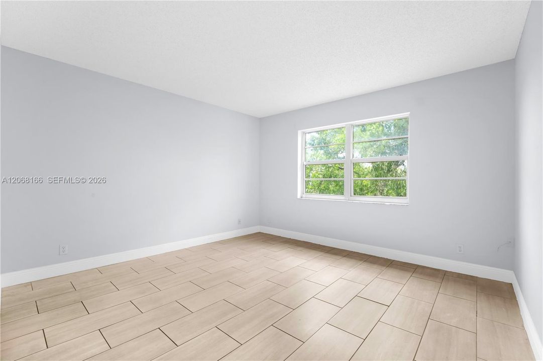For Sale: $200,000 (2 beds, 2 baths, 990 Square Feet)