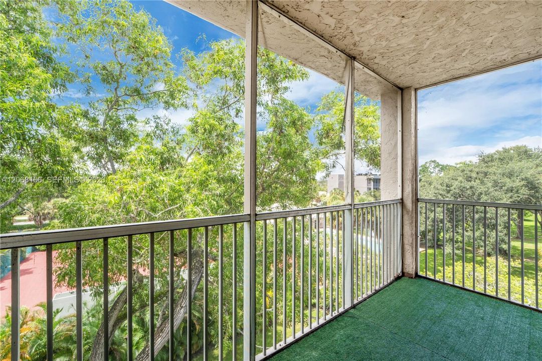 For Sale: $200,000 (2 beds, 2 baths, 990 Square Feet)