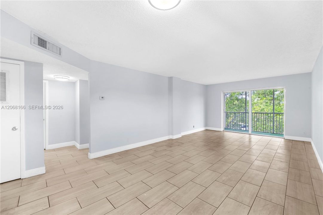 For Sale: $200,000 (2 beds, 2 baths, 990 Square Feet)
