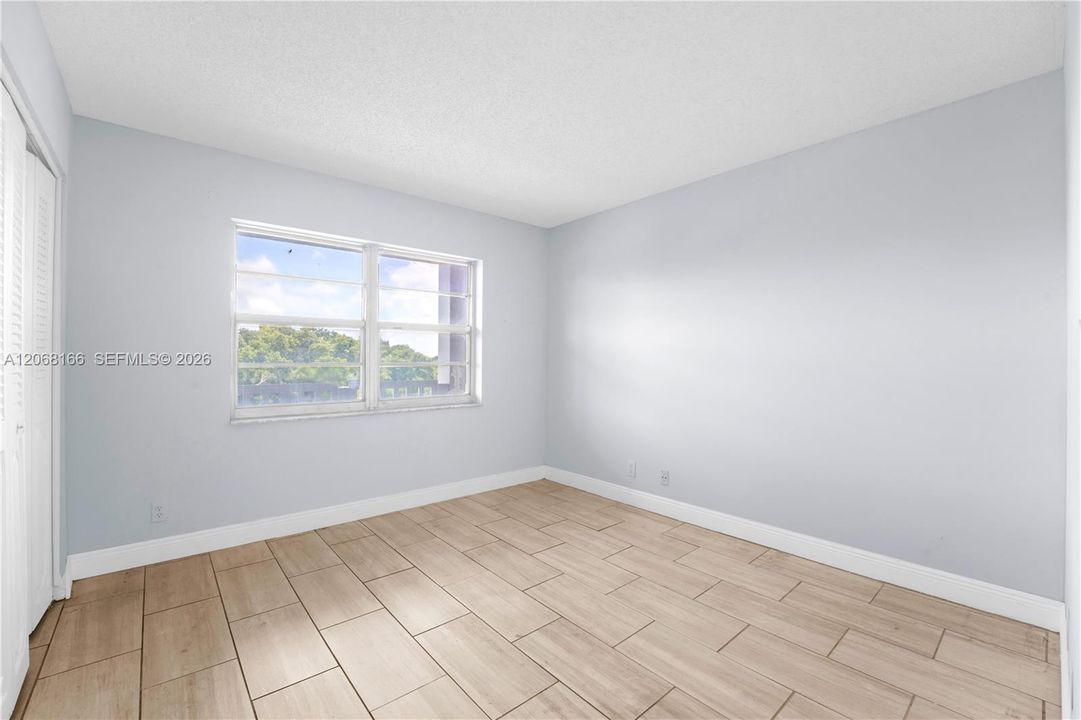 For Sale: $200,000 (2 beds, 2 baths, 990 Square Feet)