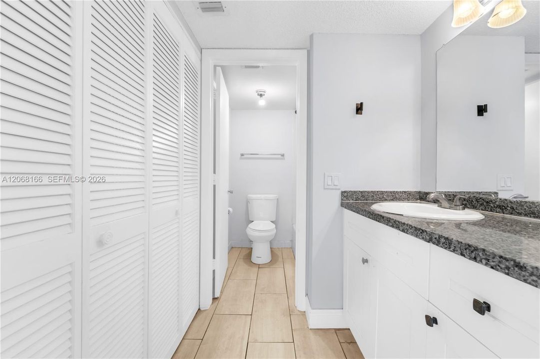 For Sale: $200,000 (2 beds, 2 baths, 990 Square Feet)