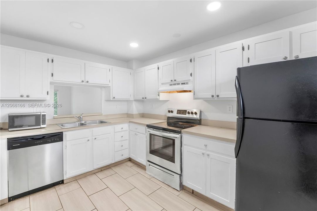 For Sale: $200,000 (2 beds, 2 baths, 990 Square Feet)
