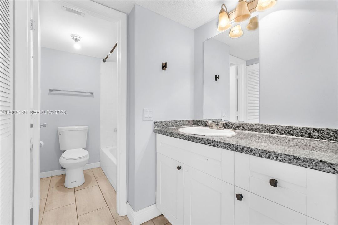 For Sale: $200,000 (2 beds, 2 baths, 990 Square Feet)