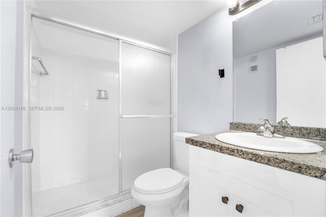 For Sale: $200,000 (2 beds, 2 baths, 990 Square Feet)