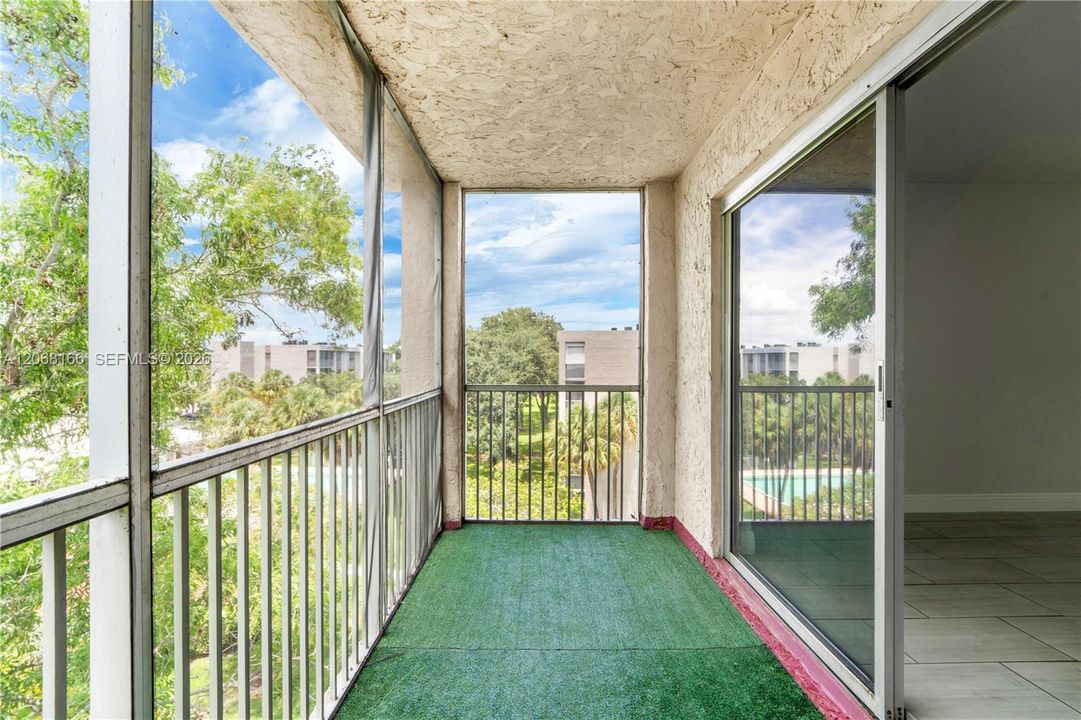 For Sale: $200,000 (2 beds, 2 baths, 990 Square Feet)