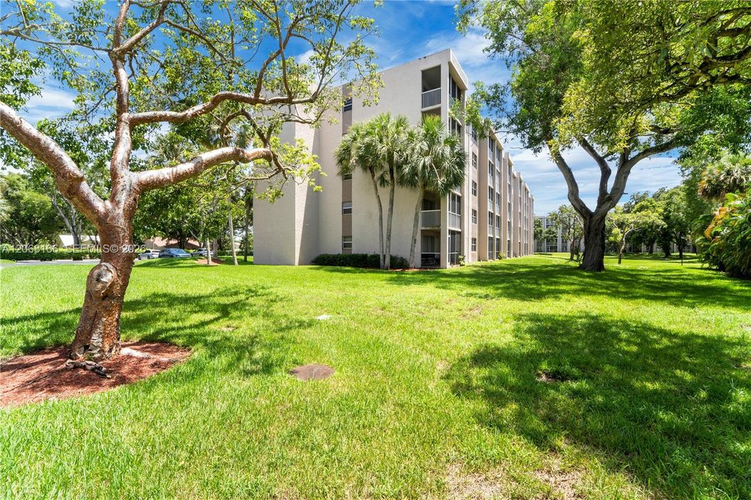 For Sale: $200,000 (2 beds, 2 baths, 990 Square Feet)