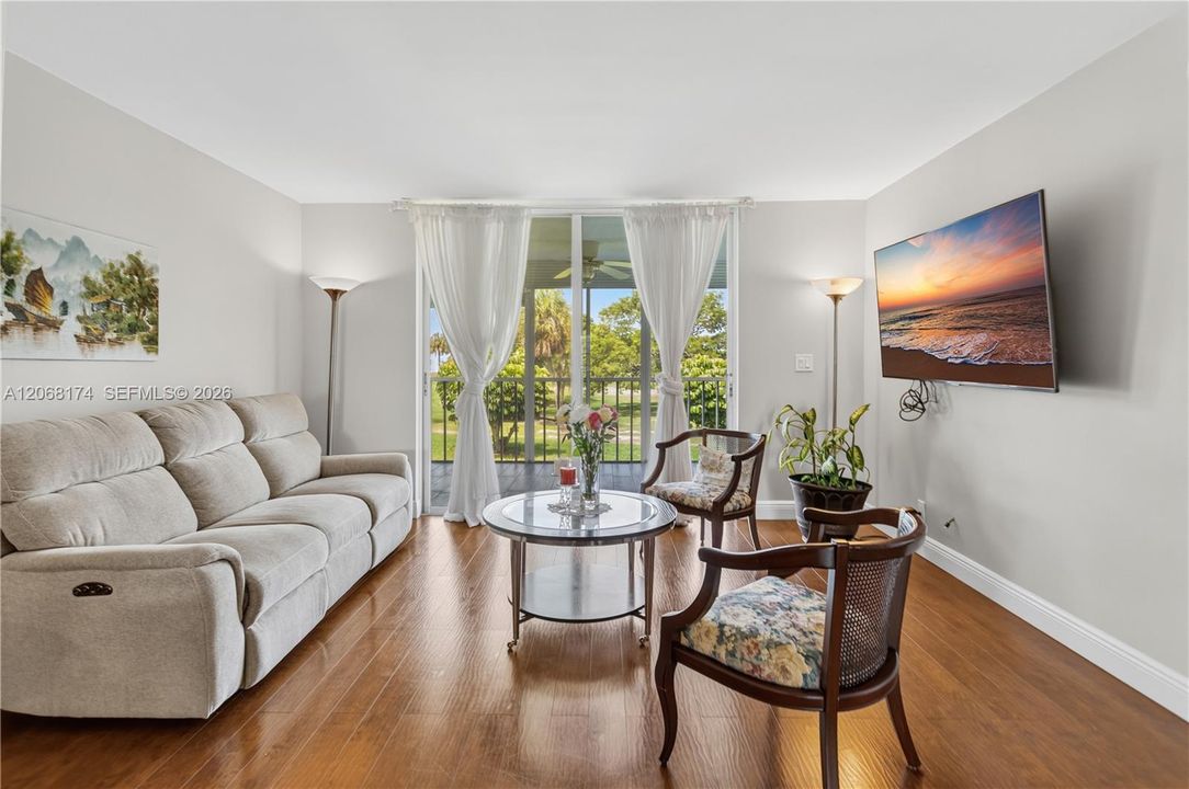 En Venta: $174,900 (2 camas, 2 baños, 1000 Pies cuadrados)