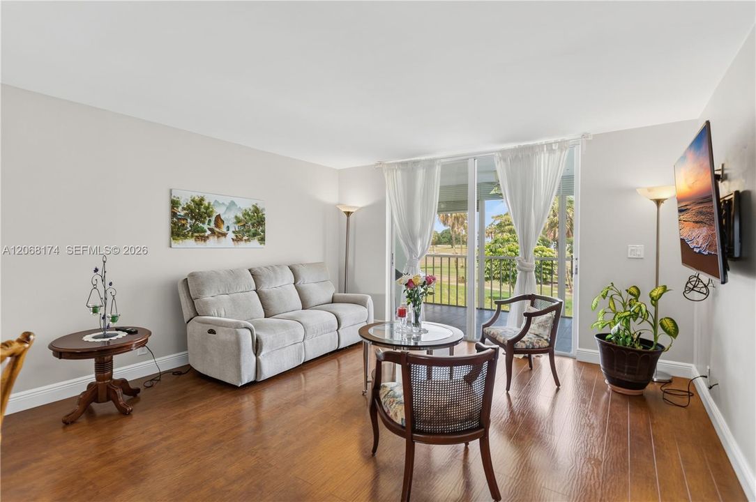 En Venta: $174,900 (2 camas, 2 baños, 1000 Pies cuadrados)